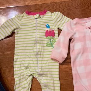 Green onesie is 6-9 months and pink bunny is 6 months.  Both zippers!
